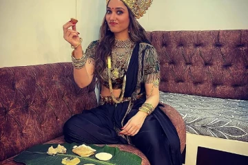 தலைவாழை இலை விருந்தை அம்மன் கெட்டப்பில் விரும்பி உண்ணும் தமன்னா! வியப்பில் தமிழ் ரசிகர்கள்