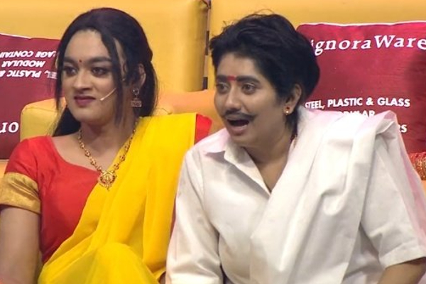 திருமணமாகி 6 வருஷத்துக்கு பின் வெட்கப்பட்ட விஜே பிரியங்கா.. ஒரு வேல அப்படி இருக்குமோ!! | Vj Priyanka Deshpande Latest Shy Smile Photos