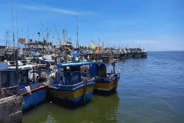 இழுவை படகுகளுடன் 26 பேர் கைது