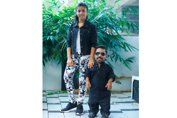 கின்னஸ் பக்ருவிற்கு இவ்வளவு பெரிய மகளா! அனைவரையும் கவர்ந்த போட்டோ.. | Gun Pak Dau