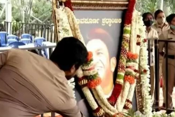 புனீத் ராஜ்குமாரின் சமாதிக்கு நேரில் சென்று அஞ்சலி செலுத்திய நடிகர் சிவகார்த்திகேயன் - ரசிகர்கள் நெகிழ்ச்சி! | Actor Sivakarthikeyan Pay Tribute To Puneeth