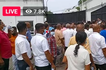 මහින්දට පක්ෂව අරලියගහ මන්දිරය ඉදිරි පිටට විශාල පිරිසක් එයි..(VIDEO)