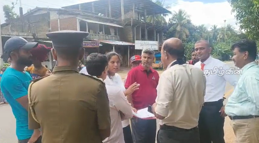 ஆசிரியரை இடமாற்றம் செய்தமைக்காக திருகோணமலையில் முன்னெடுக்கப்பட்ட போராட்டம் 3 Gallery