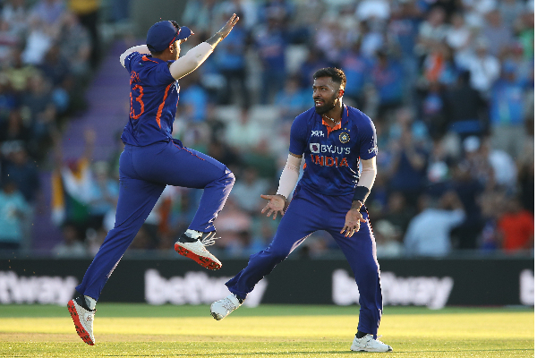 முதல் டி20 போட்டி.. ஹெல்மேட்டில் கேமராவுடன் வந்த வீரர்.. ஹர்திக் பாண்டியாவின் வேகத்தில் வீழ்ந்த இங்கிலாந்து அணி! | Eng Vs Ind 1St T20 Hardik Pandya Wicket Livingston