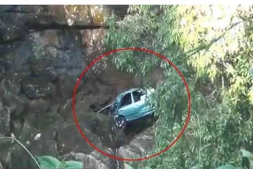 300 அடி பள்ளத்தில் பாய்ந்த கார் ; சாரதி படுகாயம்