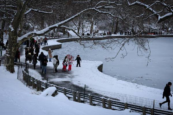 ஆயிரக்கணக்கான விமானங்கள் ரத்து... சாலைப் போக்குவரத்தைத் தவிர்க்க அறிவுறுத்தல் | Winter Weather In Us Northeast ஆயிரக்கணக்கான விமானங்கள் ரத்து... சாலைப் போக்குவரத்தைத் தவிர்க்க அறிவுறுத்தல் | Winter Weather In Us Northeast