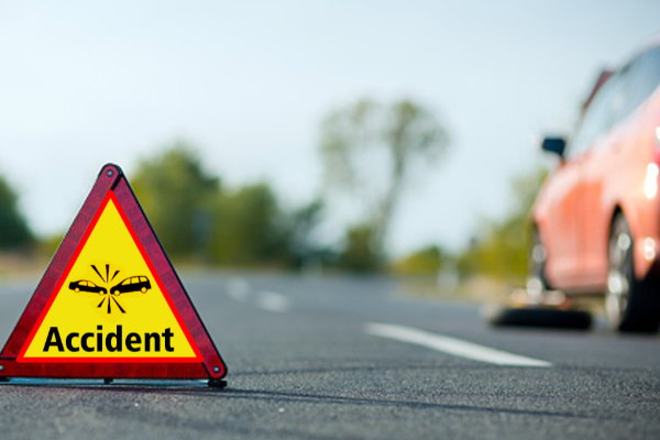 இரு பெண்களை மோதிவிட்டு தப்பிச்சென்ற கார் | Car Hits Two Women And Flees Accident இரு பெண்களை மோதிவிட்டு தப்பிச்சென்ற கார் | Car Hits Two Women And Flees Accident