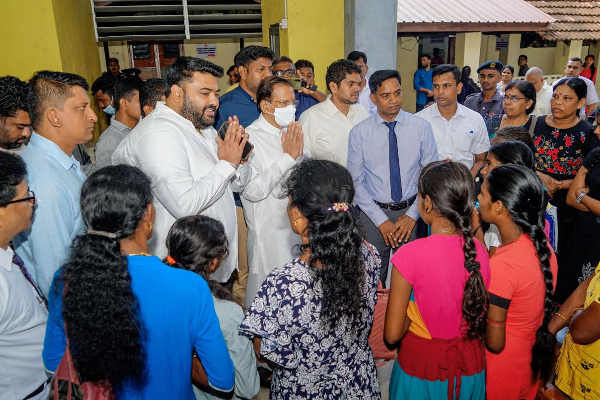 யாழ் போதனா வைத்தியசாலைக்கு மைத்திரி விஜயம்; குழந்தைக்கும் ஆசீர்வாதம்!(Photos) | Maithiripala Visit Jaffna Teaching Hospital