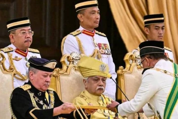 மலேசியாவின் புதிய மன்னரின் கார் - விமானங்களின் வியப்பை ஏற்படுத்தும் எண்ணிக்கை!