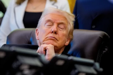 முக்கிய கூட்டத்தில் உறங்கிய ட்ரம்ப்; சமூகவலைத் தளவாசிகள் கிண்டல்