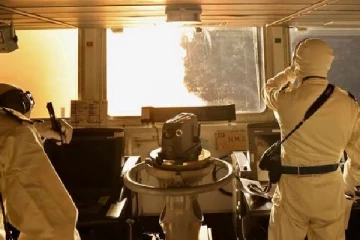 பின் தொடர்ந்த சிறிய படகுகள்.,காணாமல் போன 2 அமெரிக்க மாலுமிகள்: ஹவுதி மீது அமெரிக்கா மீண்டும் தாக்குதல்