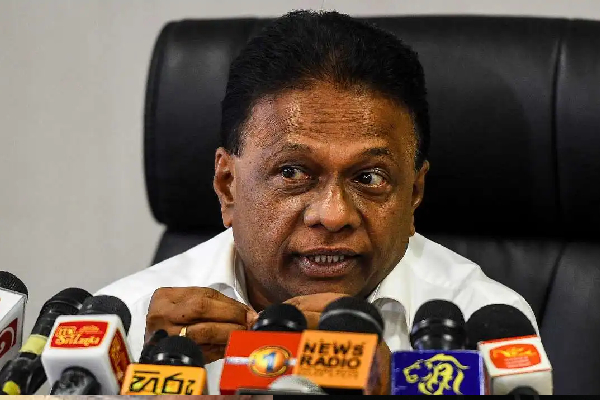 மதுபான விற்பனை நிலையங்களில் பாதிக்கும் மேற்பட்டவை அரசியல்வாதிகளுக்கு சொந்தமானவை! | Half Of Liquor Outlets Are Owned By Politicians