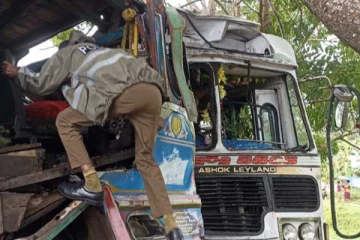 லொரியும் பேருந்தும் மோதி கோர விபத்து - பலர் வைத்தியசாலையில்