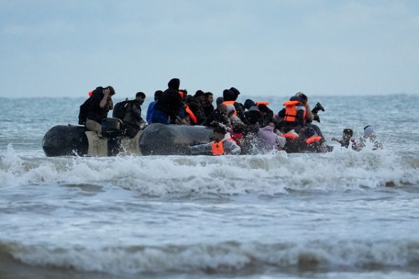 பிரித்தானிய பிரதமரைவிட திறம்பட செயல்படும் ஆட்கடத்தல்காரர்கள்: முன்வைக்கப்படும் விமர்சனம் | Smuggling Gang Perform Better Than Starmer