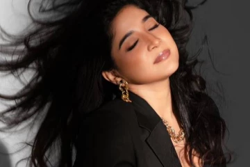 சிக்ஸ்பேக் காமித்து கிளாமர் போஸ்ட்!! நடிகை சாக்ஷி அகர்வாலின் லேட்டஸ்ட் புகைப்படங்கள்.