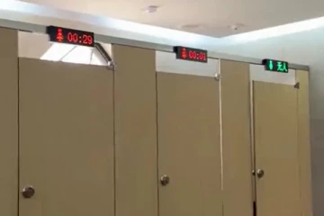 பாத்ரூம் வாசலில் டைமர்; மிரண்டு போன மக்கள் - காரணத்தை கேட்டா அவ்வளவுதான்..