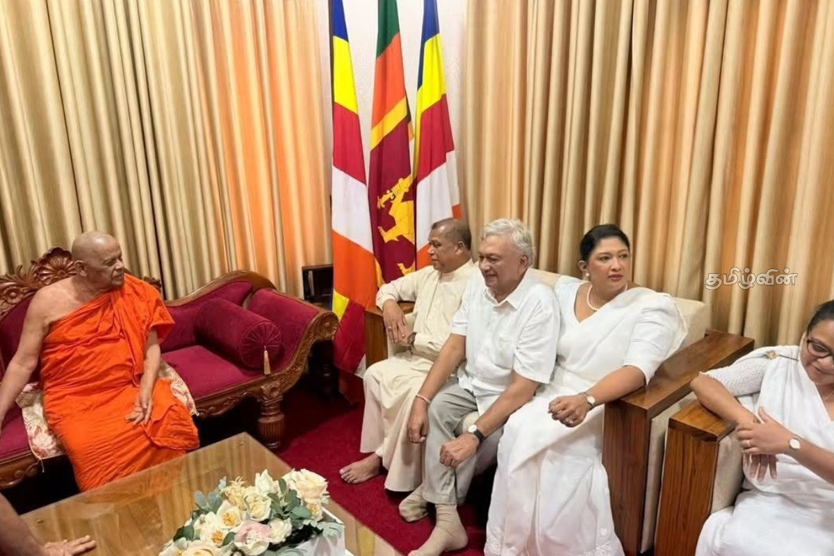 விடுதலைப் புலிகள் போல் ஜேவிபி குண்டுவீசவில்லை! ரஞ்சித்தின் கூற்றுக்கு மகாநாயக்க தேரரின் பதில் | Jvp Did Not Hurl A Bomb At Temple Of The Tooth விடுதலைப் புலிகள் போல் ஜேவிபி குண்டுவீசவில்லை! ரஞ்சித்தின் கூற்றுக்கு மகாநாயக்க தேரரின் பதில் | Jvp Did Not Hurl A Bomb At Temple Of The Tooth