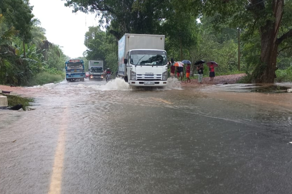 பெரும் பாதிப்புக்குள்ளான வவுனியா! ஏ9 வீதியை ஊடறுத்து பாயும் வெள்ள நீர் | Vavuniya Has Been Severely Affected