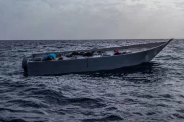 தத்தளித்தபடி மிதந்து வந்த படகு... 4 பெண்கள் சடலமாக மீட்பு!