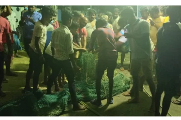 யாழ்.கடற்பரப்பிற்குள் அத்துமீறி நுழைந்து இந்திய மீனவர்களால் பதற்றம் (VIDEO)