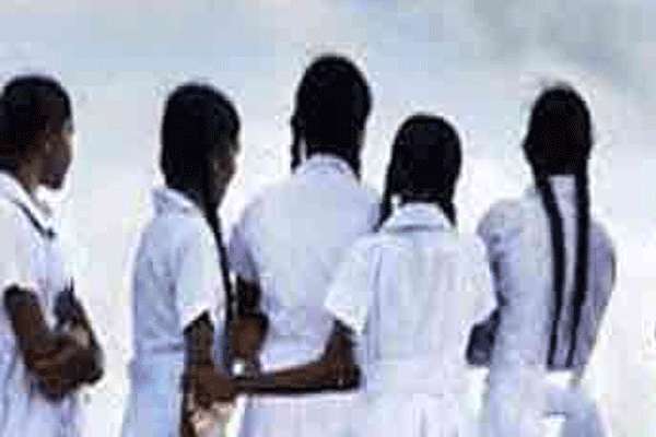 போதையில் தள்ளாடிய பிரல பாடசாலை மாணவிகள் ; அதிபர் பகீர் தகவல் | Intoxicated Schoolgirls Staggering