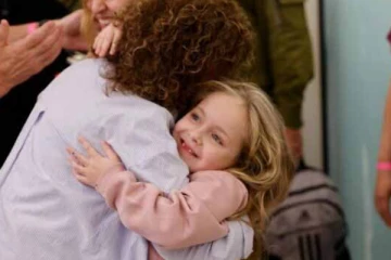 காசாவில் பிணைக்கைதியாக வைக்கப்பட்டிருந்தபோது கவனம் ஈர்த்த குழந்தை: பாட்டியை சந்திக்கும் நெகிழவைக்கும் காட்சிகள்