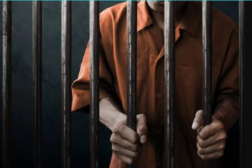 வழக்கை விசாரிக்காத விரக்தியில் நீதிபதி மீதே செருப்பை வீசிய டீக்கடை ஓனர் ..! என்ன நடந்தது..?