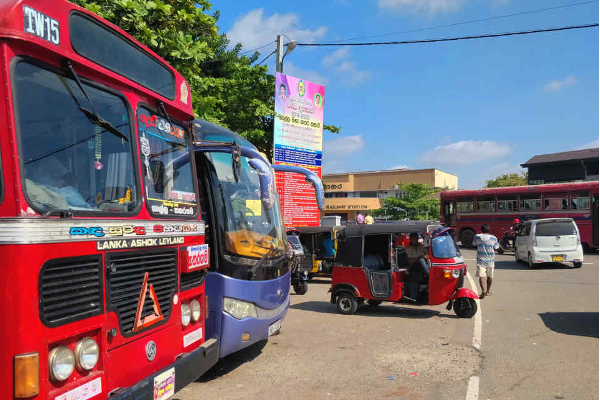 வீதியில் கண்டெடுத்த பெருந்தொகை பணத்தை உரிமையாளரிடம் ஒப்படைத்த நபர்கள் | Money Found On Road Tissamaharama