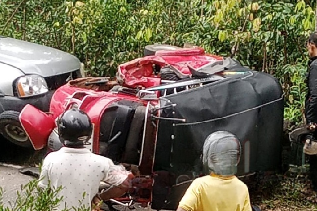 මාලිමාවේ ප්‍රබල ලොක්කෙක්ගේ කැබ් රථය බිහිසුණු අනතුරකට - රියදුරු හා කුඩා දරුවා රෝහලේ  | Npp Mp S Cab Involved In Road Accident In Galle