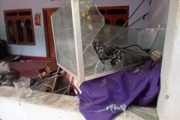 சங்கானையில் வாள்வெட்டுக்குழு அட்டகாசம் (PHOTOS)