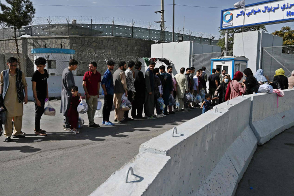 காபூல் விமான நிலையத்தை மொத்தமாக கைப்பற்றிய தாலிபான்கள் | Taliban Largely Seal Off Kabul Airport
