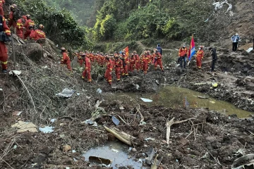 சீன விமானம் விபத்துக்குள்ளாகிய பகுதியில் மனித எச்சங்கள் கண்டுபிடிப்பு