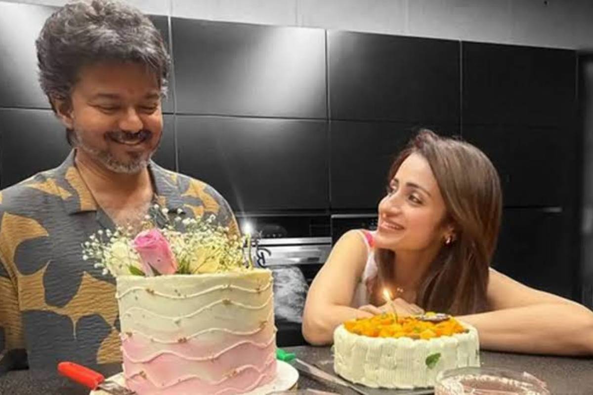 CM விஜய்யுடன், திரிஷா படத்தை வைத்தே ஆகவேண்டும்!! மாமன்றக் கூட்டத்தில் சலசலப்பு.. | Slogan Place Trisha Photo Commotion In Karaikudi CM விஜய்யுடன், திரிஷா படத்தை வைத்தே ஆகவேண்டும்!! மாமன்றக் கூட்டத்தில் சலசலப்பு.. | Slogan Place Trisha Photo Commotion In Karaikudi