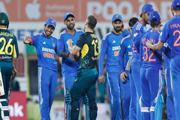 இந்திய வீரர்களின் அதிரடி ஆட்டம்: அவுஸ்திரேலிய அணியை எளிதாக வீழ்த்திய இந்தியா! | India Beat Australia In T20 Cricket Second Match