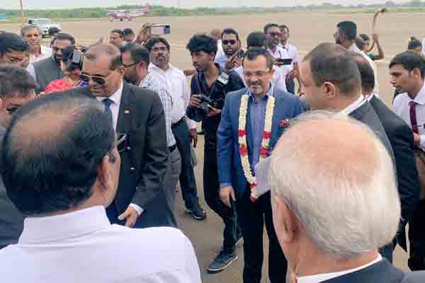 யாழ்ப்பாணத்தில் கேக் வெட்டி கொண்டாட்டம்!(Video) | Chennai Jaffna Flight Pilots Celebrated