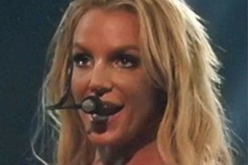 பாம்பு வடிவத்தில் பச்சை குத்திக்கொண்ட பிரபல பாப் இசைப்பாடகி