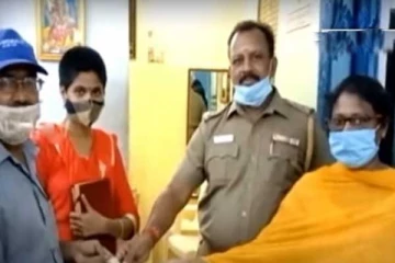 திருமண மேடையில் காத்திருந்த மணமகள்: குப்பையில் கிடந்த நகையால் நடந்த திருமணம்