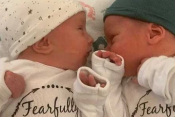 ලොවක් පුදුම කරමින්, වසර 30ක් පැරණි කළලයකින් නිවුන් දරු උපතක්..(VIDEO)