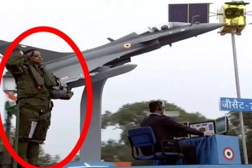 விமானப்படையின் அலங்கார ஊர்தியில் கெத்தாக வலம்  வந்த முதல் பெண் ரஃபேல் போர் விமானி