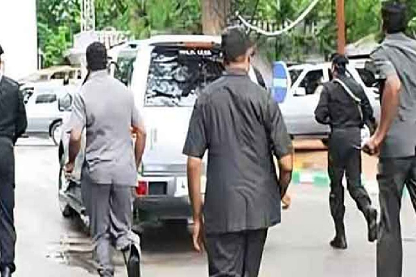 புலிகளால் கூட அச்சுறுத்தல் இருக்கவில்லை : மகிந்தவின் பாதுகாப்பை குறையுங்கள் : பொன்சேகா வலியுறுத்து | Fonseka Urges Mahinda To Reduce Security