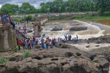 60 ஆண்டுகள் பழமையான இரும்புப் பாலம் உடைந்து நால்வர் பலி