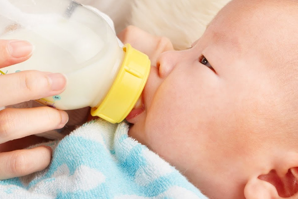 குழந்தை அழுவதை நிறுத்த மதுபானம் கொடுத்த பெண்! | Woman Gave Alcohol To Stop The Baby From Crying