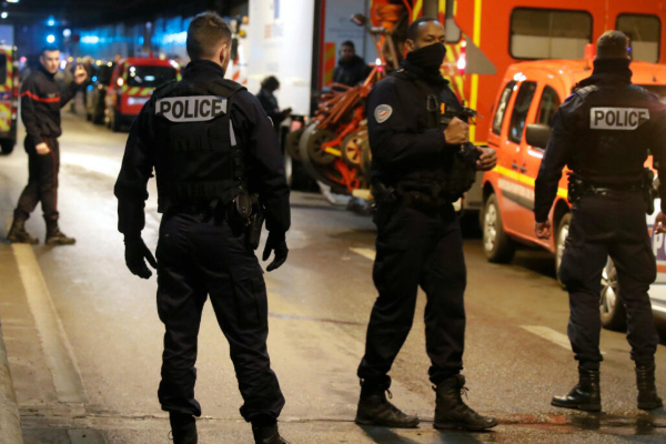 பிரான்ஸ் பாரிஸில் கத்தியுடன் மிரட்டிய நபர் மீது பொலிஸார் துப்பாக்கிச் சூடு | Police Shoot Man Threatened With Knife In Paris பிரான்ஸ் பாரிஸில் கத்தியுடன் மிரட்டிய நபர் மீது பொலிஸார் துப்பாக்கிச் சூடு | Police Shoot Man Threatened With Knife In Paris