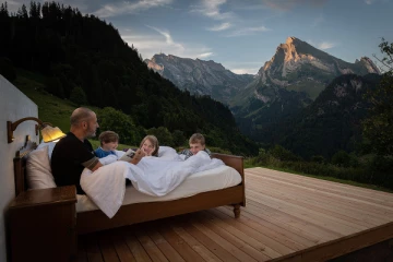 இணையவாசிகளின் கவனத்தை ஈர்த்த ஆல்ப்ஸ் மலை திறந்தவெளி ஹோட்டல்!