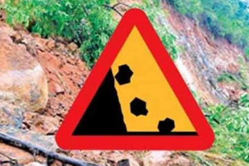 දිස්ත්රික්ක පහකට නායයෑමේ අනතුරු ඇඟවීම් - මේ ප්රදේශවල සිටින්නන් අවධානයෙන් ඉන්න.. (PHOTOS)