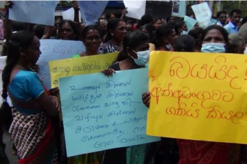 அரசாங்கத்திற்கு எதிராக ஆர்ப்பாட்டத்தில் ஈடுபட்டுள்ள ஹட்டன் மக்கள் (Photos)