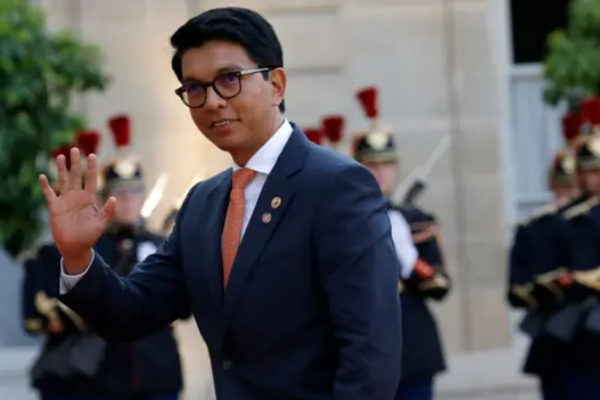 Gen Z போராட்டம் எதிரொலி - நாட்டை விட்டு தப்பி ஓடிய ஜனாதிபதி | Madagascar President Rajoelina Flees Gen Z Protest