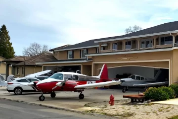 வீட்டுக்கு வீடு கார் பார்த்திருப்போம்.. விமானம் கண்டதுண்டா? - வியக்கவைத்த நகர மக்கள்!