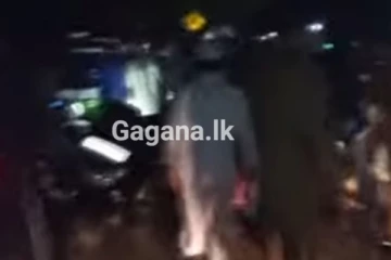 රාත්‍රියේ නිවසක හටගත් භයානක තත්වය - සිද්ධිය පාලනයට පොලීසයත් පැමිණෙයි.