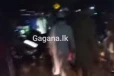 රාත්රියේ නිවසක හටගත් භයානක තත්වය - සිද්ධිය පාලනයට පොලීසයත් පැමිණෙයි.